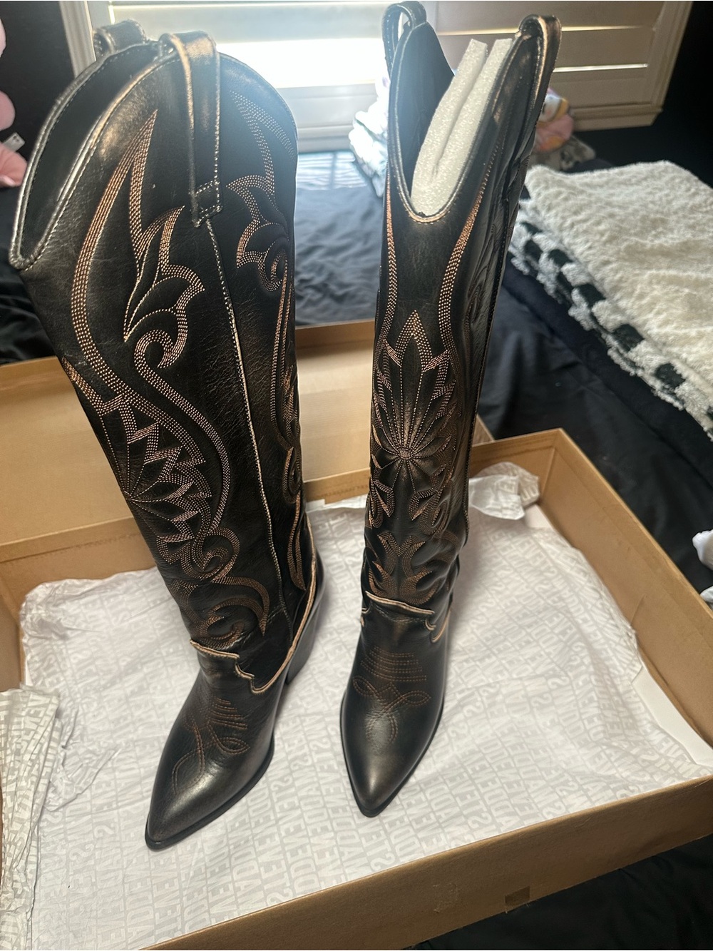 Steve Madden Lasso Distressed Boots Size 7 - Picture 3 of 5